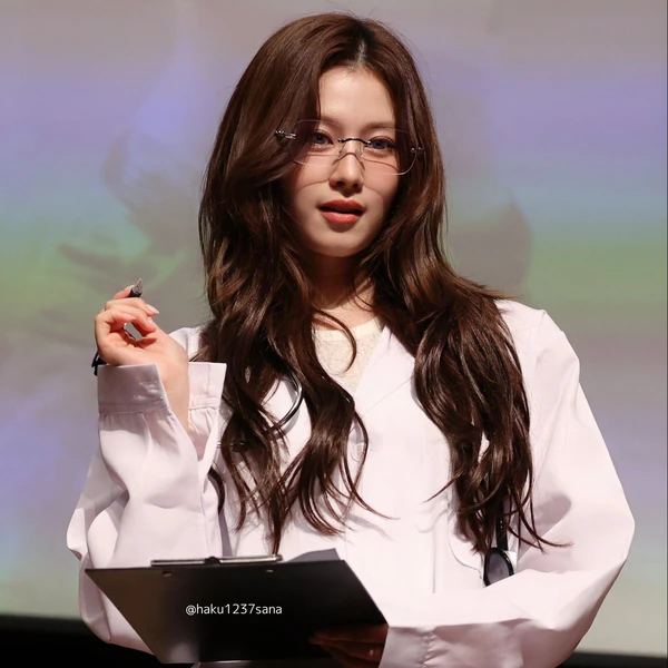 오늘 가장 사랑받은 사나 (TWICE)의 모습