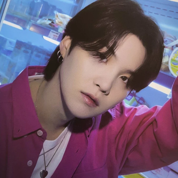 Penampilan SUGA (BTS) yang Paling Dicintai Hari Ini