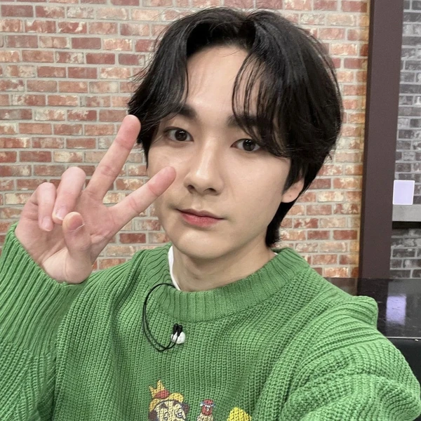 Top Photo Full of Aron Love