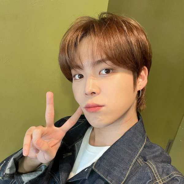 充滿粉絲愛意的延浩 (VERIVERY)人氣照片