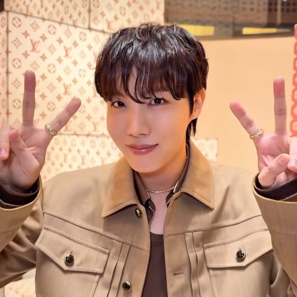 오늘 최애돌에서 빛나는 제이홉 (방탄소년단)의 대표 사진