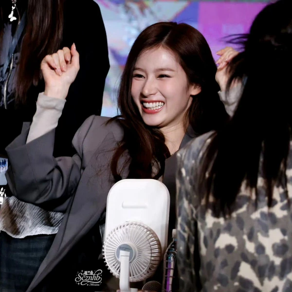 오늘 가장 사랑받은 사나 (TWICE)의 모습