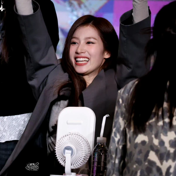 오늘 가장 사랑받은 사나 (TWICE)의 모습