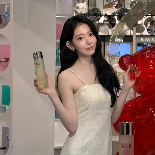 Signature photo of Sakura (LE SSERAFIM) capturing their charm