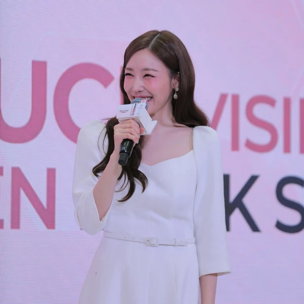 Top Photo Full of Tiffany Young (Girls' Generation) Love