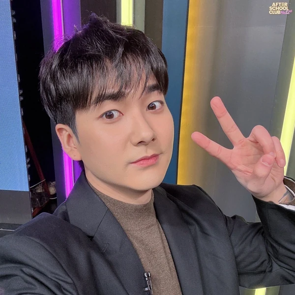 Top Photo Full of Aron Love