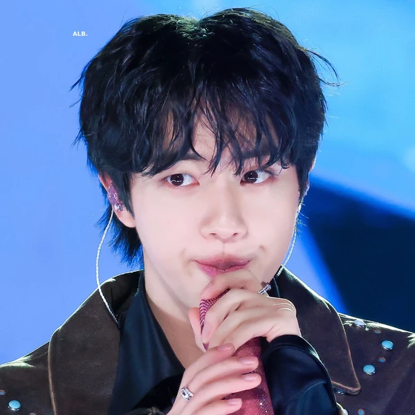 오늘 가장 사랑받은 진 (방탄소년단)의 모습