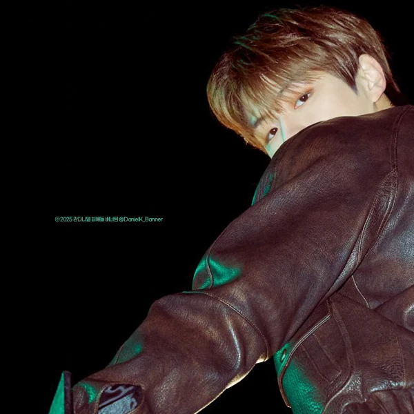 Signature photo of Kang Daniel capturing their charm