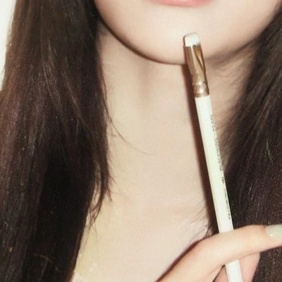 Penampilan Huh Yunjin (LE SSERAFIM) yang Paling Dicintai Hari Ini