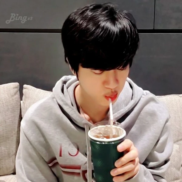 Penampilan Jin (BTS) yang Paling Dicintai Hari Ini