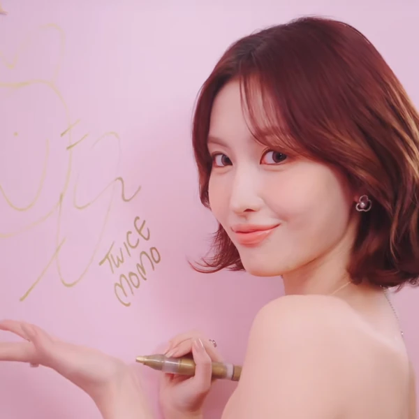 Penampilan Momo (TWICE) yang Paling Dicintai Hari Ini