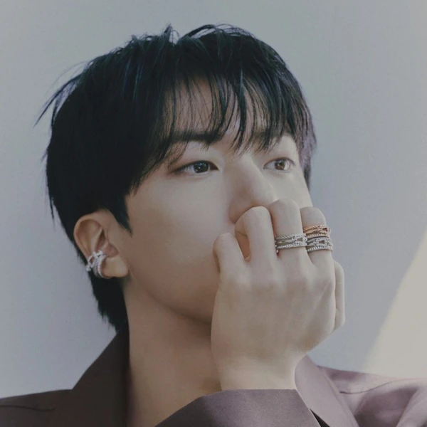 오늘 가장 사랑받은 진 (방탄소년단)의 모습