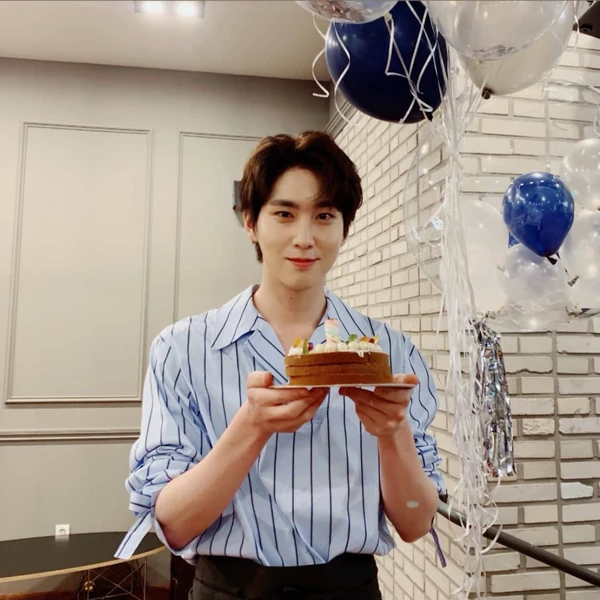 Signature photo of PENTAGON capturing their charm