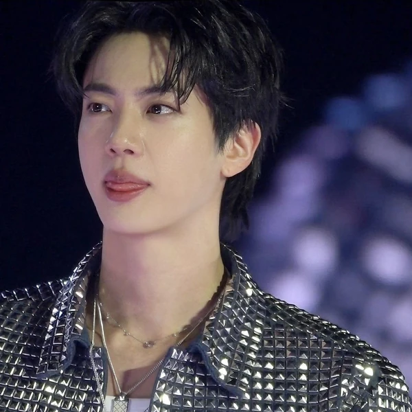 Foto Populer Penuh Cinta untuk Jin (BTS)