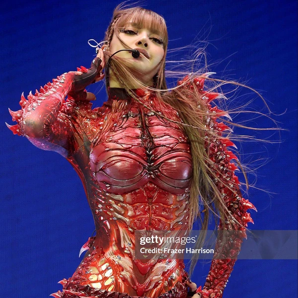 오늘 가장 사랑받은 리사 (BLACKPINK)의 모습