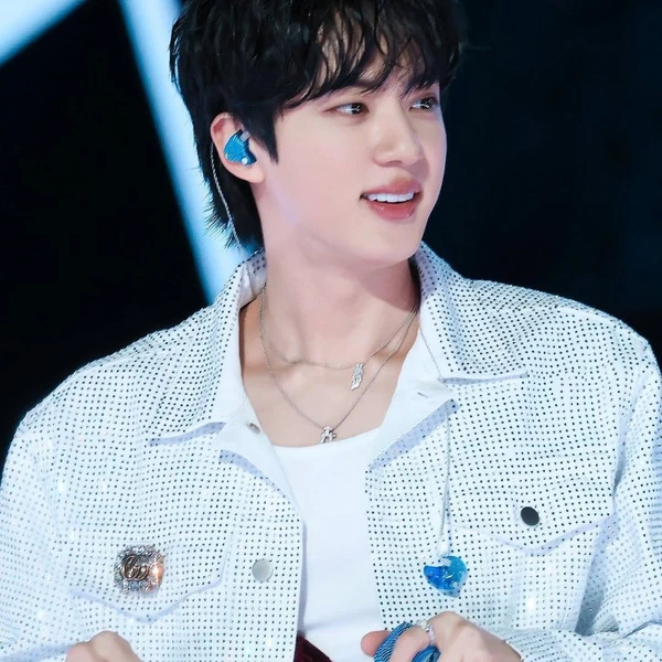 오늘 가장 사랑받은 진 (방탄소년단)의 모습