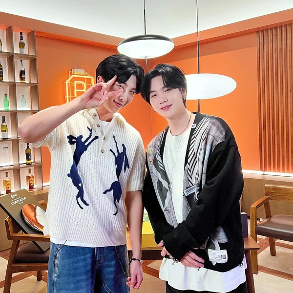 Foto Populer Penuh Cinta untuk RM (BTS)