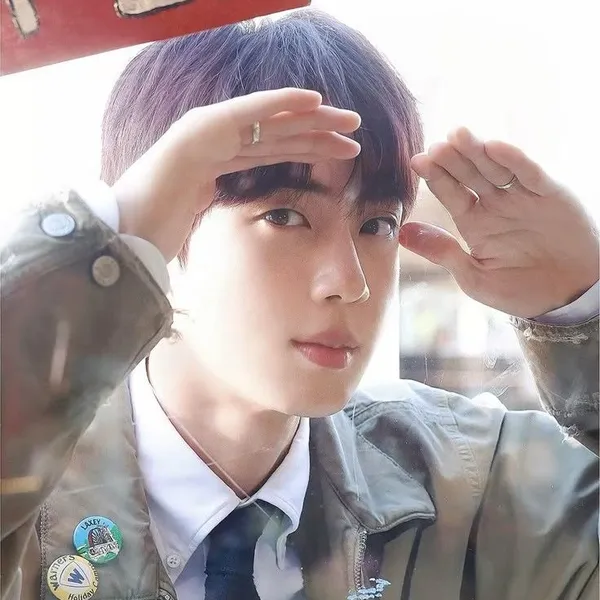 오늘 가장 사랑받은 진 (방탄소년단)의 모습