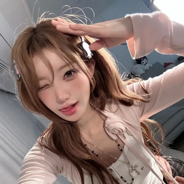 Top Photo Full of QWER Love