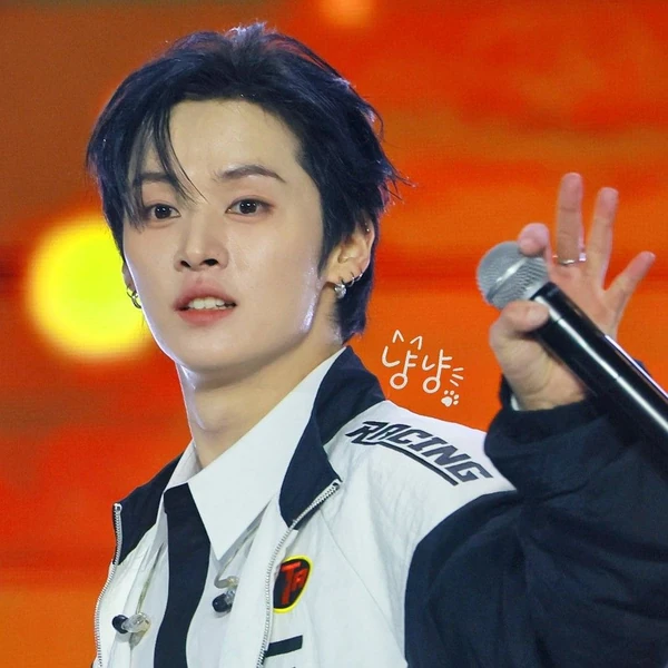 Today's Most Loved Lee Know (Stray Kids)