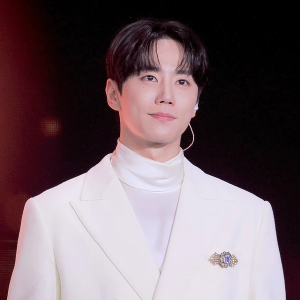 Signature photo of 李濬榮 capturing their charm