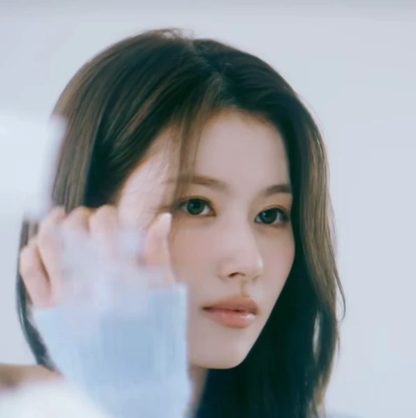 Foto Populer Penuh Cinta untuk Sana (TWICE)