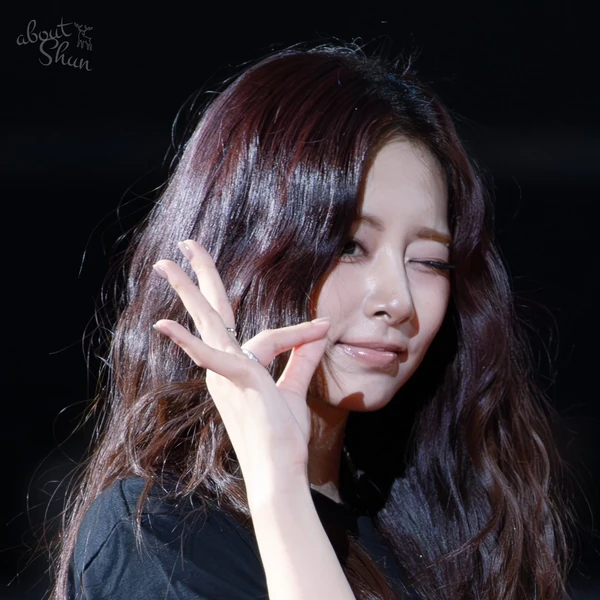 Signature photo of ツウィ (TWICE) capturing their charm