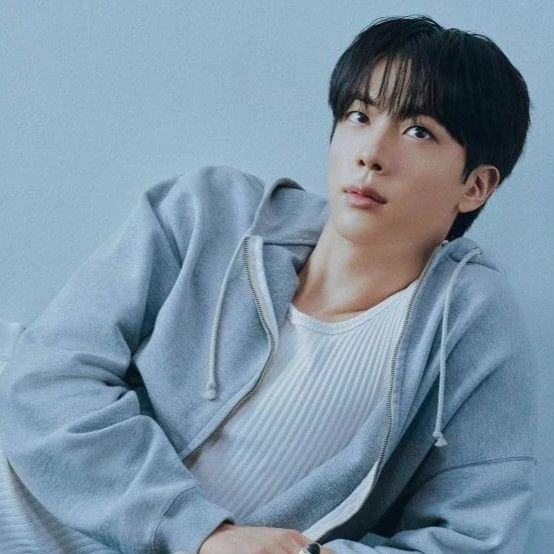 Penampilan Jin (BTS) yang Paling Dicintai Hari Ini
