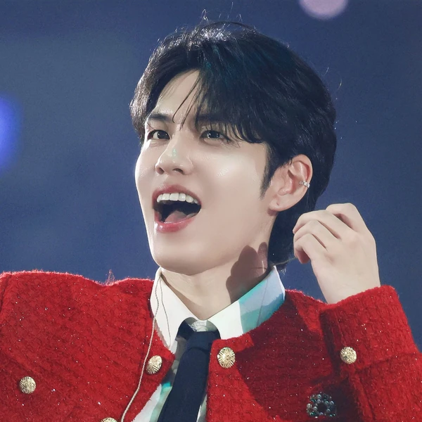 오늘 가장 사랑받은 원필 (DAY6)의 모습