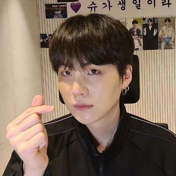 Penampilan SUGA (BTS) yang Paling Dicintai Hari Ini