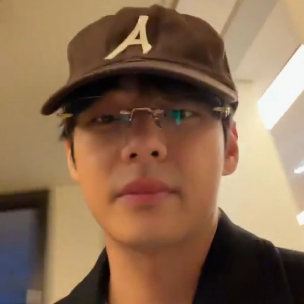 오늘 가장 사랑받은 뷔 (방탄소년단)의 모습