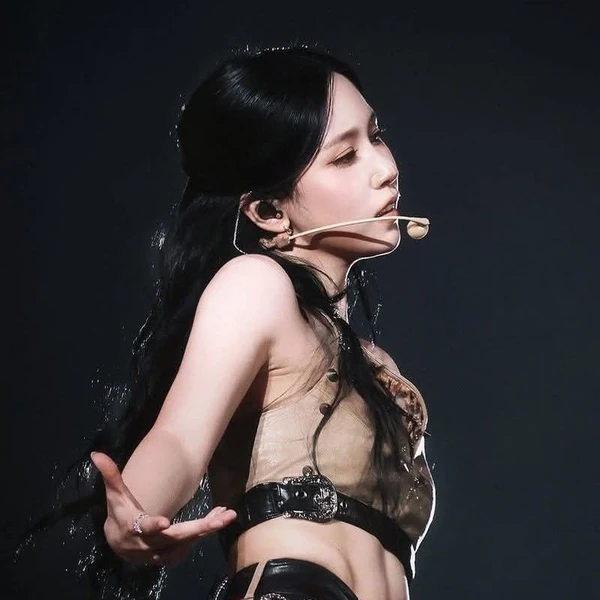 Foto Populer Penuh Cinta untuk Mina (TWICE)