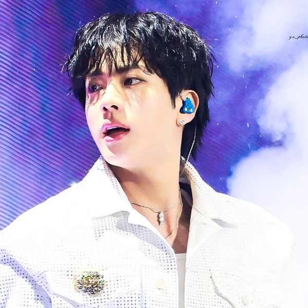 Foto Populer Penuh Cinta untuk Jin (BTS)