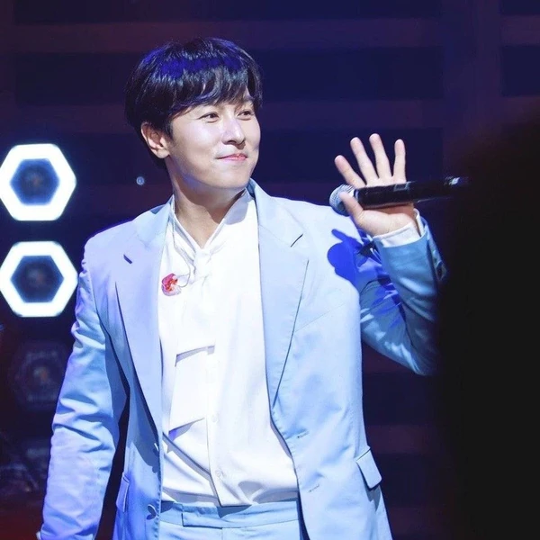 Top Photo Full of Kim Dongwan (SHINHWA) Love