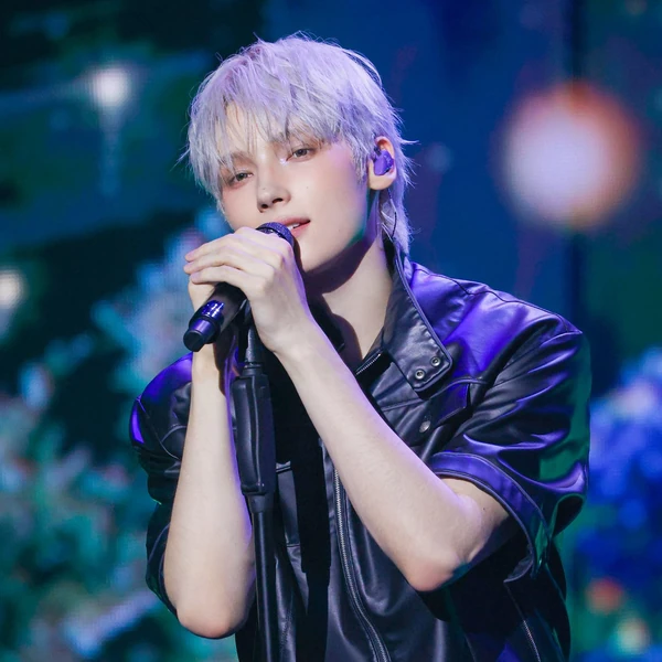 Signature photo of HueningKai (TOMORROW X TOGETHER) capturing their charm