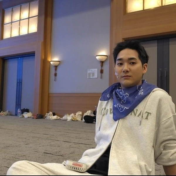 Top Photo Full of Aron Love