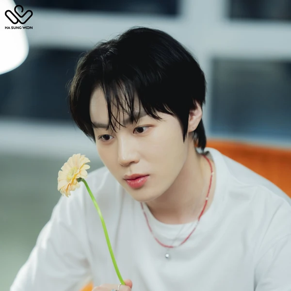 Foto profil Ha Sungwoon terpopuler hasil voting