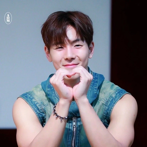 Signature photo of Shownu (MONSTA X) capturing their charm