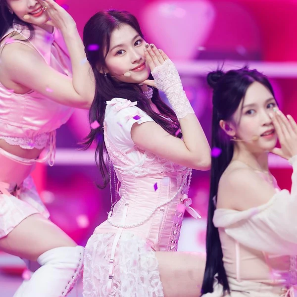 Foto Populer Penuh Cinta untuk Sana (TWICE)