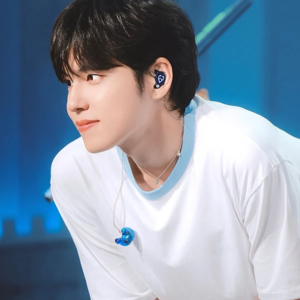 오늘 가장 사랑받은 원필 (DAY6)의 모습