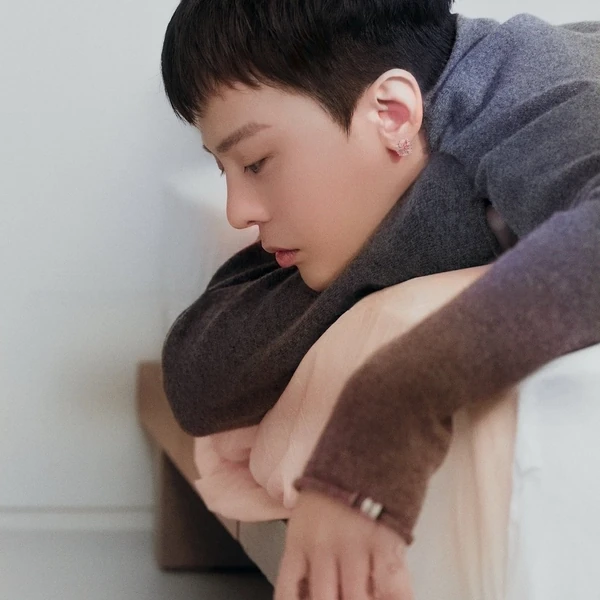 Signature photo of G-DRAGON (BIGBANG) capturing their charm