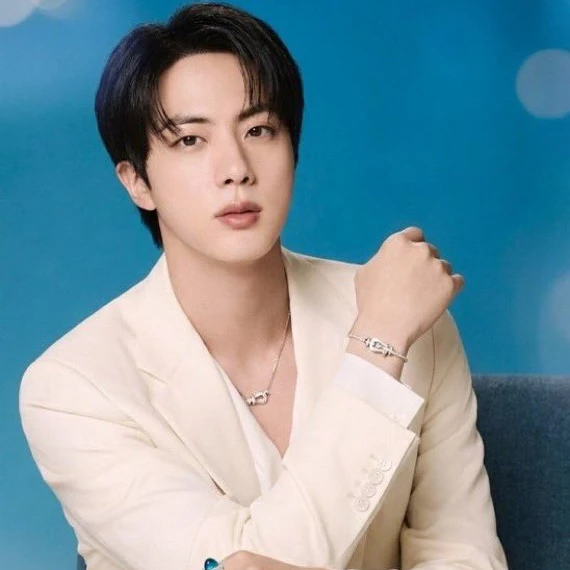 오늘 가장 사랑받은 진 (방탄소년단)의 모습