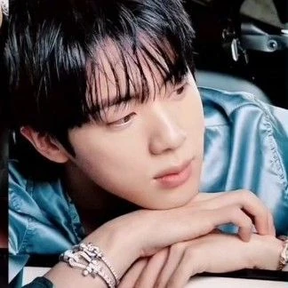 Penampilan Jin (BTS) yang Paling Dicintai Hari Ini