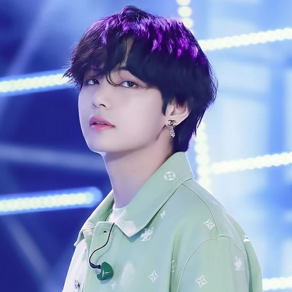 오늘 가장 사랑받은 뷔 (방탄소년단)의 모습