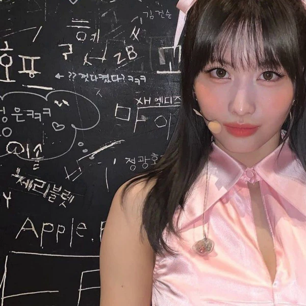 Foto Populer Penuh Cinta untuk Momo (TWICE)