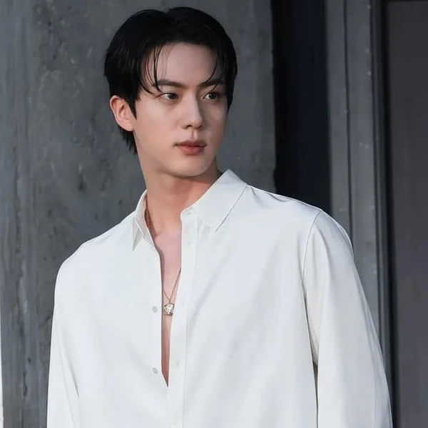 오늘 가장 사랑받은 진 (방탄소년단)의 모습