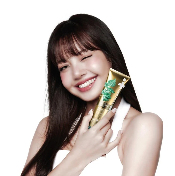 充滿粉絲愛意的Lisa (BLACKPINK)人氣照片