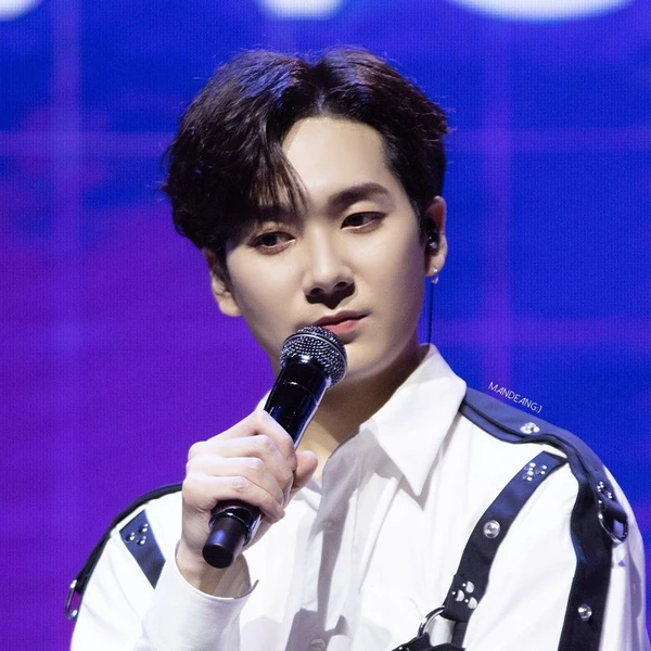 Top Photo Full of Aron Love