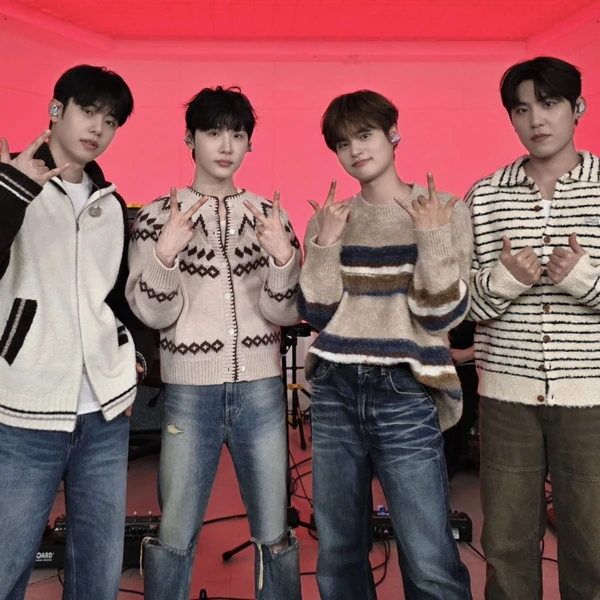 Top Photo Full of AB6IX Love