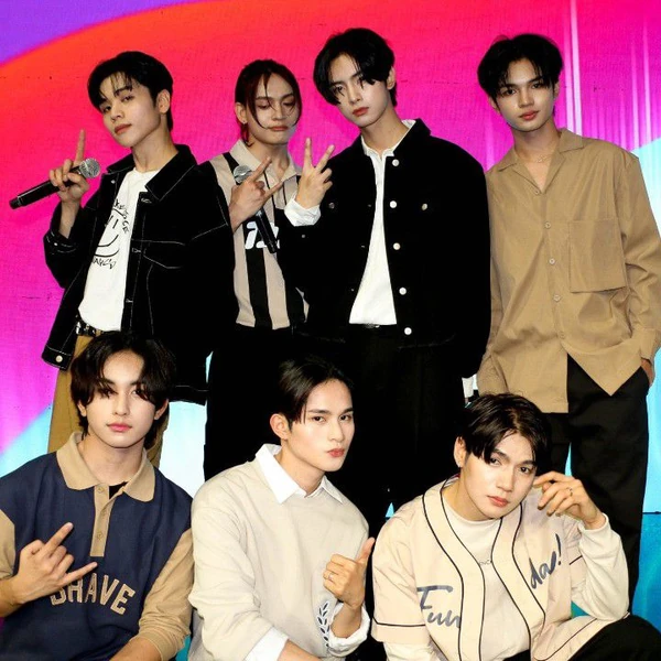 Top Photo Full of HORI7ON Love